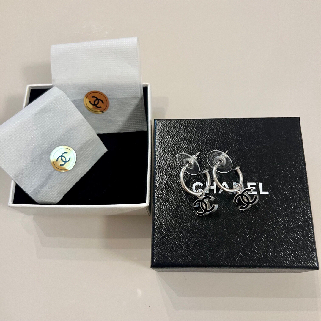 CHANEL ぶら下がりピアス テテ着用