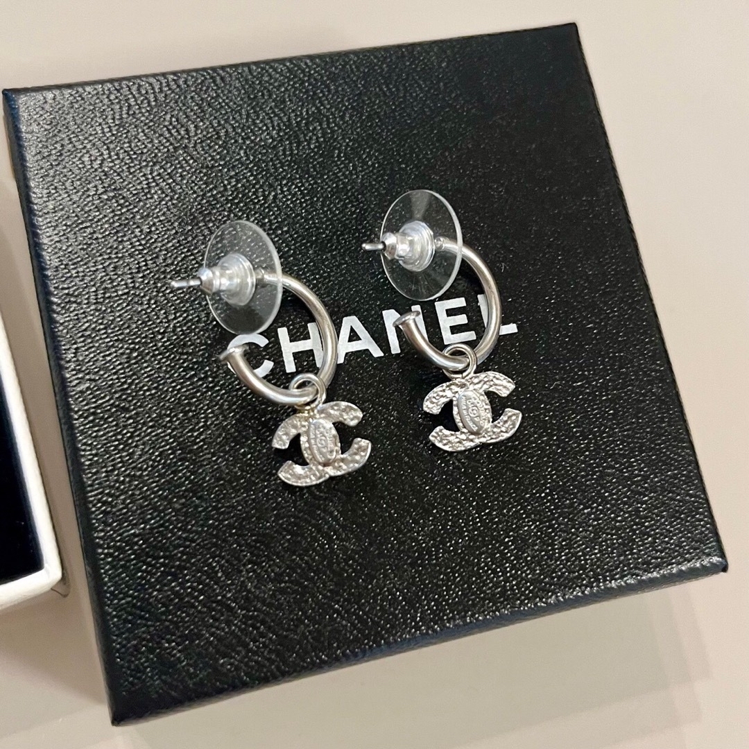 CHANEL ぶら下がりピアス テテ着用