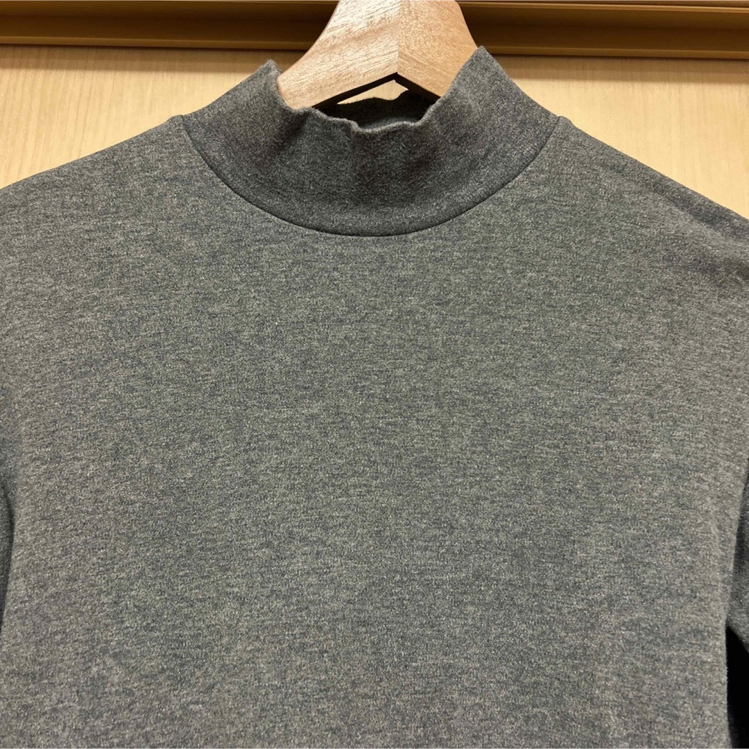 UNIQLO(ユニクロ)のUNIQLO  メンズ　ハイネック　シャツ　S   ダークグレー メンズのトップス(Tシャツ/カットソー(七分/長袖))の商品写真