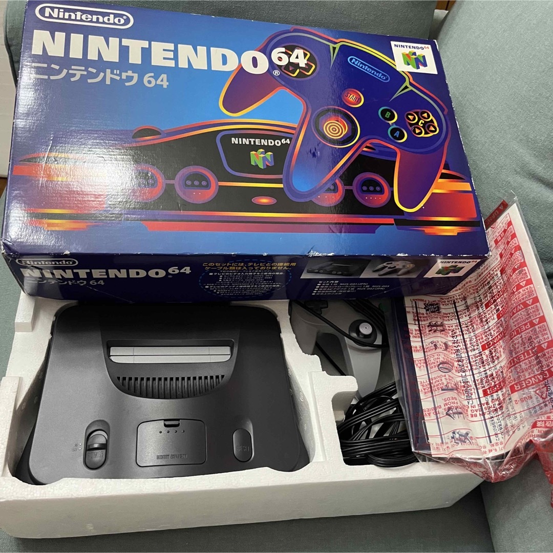 任天堂(ニンテンドウ)のNintendo64 本体(箱、説明書付き)＋コントローラー計５個＋ソフト3種 エンタメ/ホビーのゲームソフト/ゲーム機本体(家庭用ゲーム機本体)の商品写真