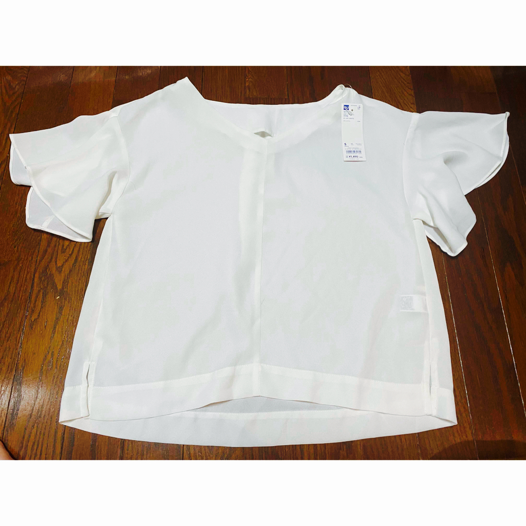 GU(ジーユー)の白　ホワイト　ブラウス　シャツ　トップス　新品未使用 レディースのトップス(シャツ/ブラウス(半袖/袖なし))の商品写真