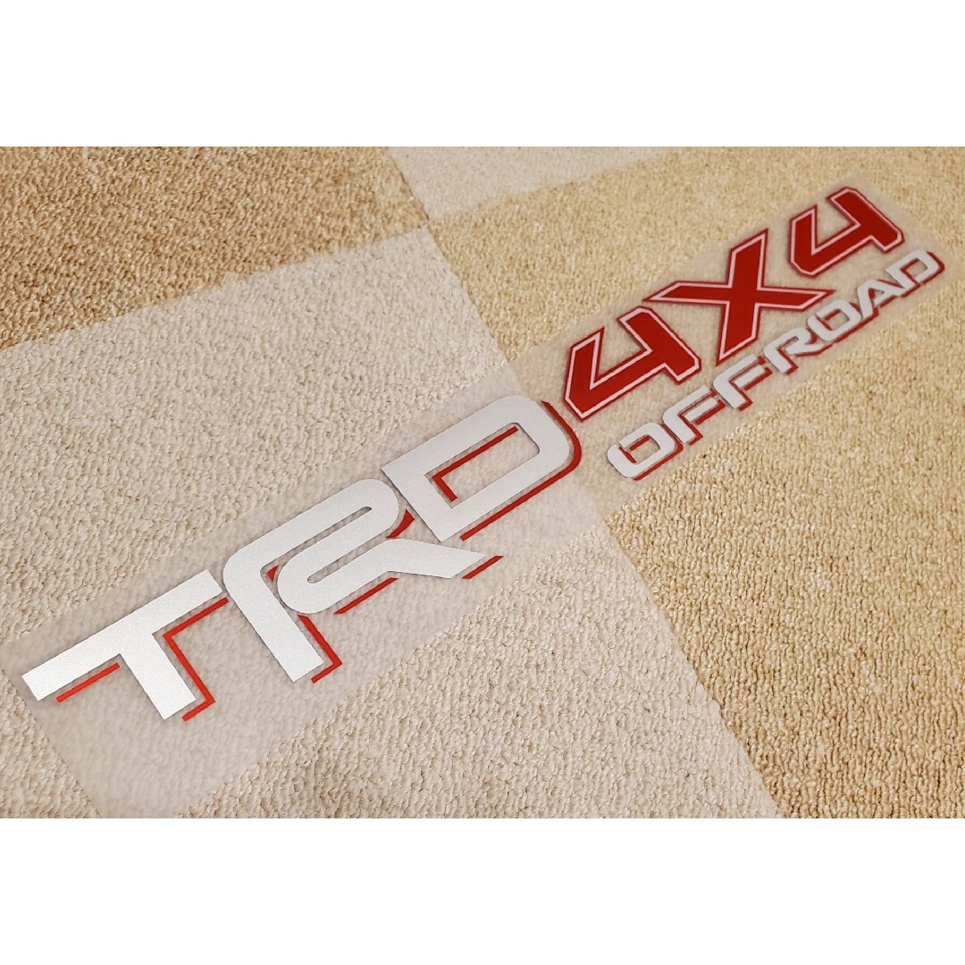 【特注短尺版】トヨタ■TRD OFFROAD ４×４ ステッカー 銀赤版 1枚組 自動車/バイクの自動車(車外アクセサリ)の商品写真