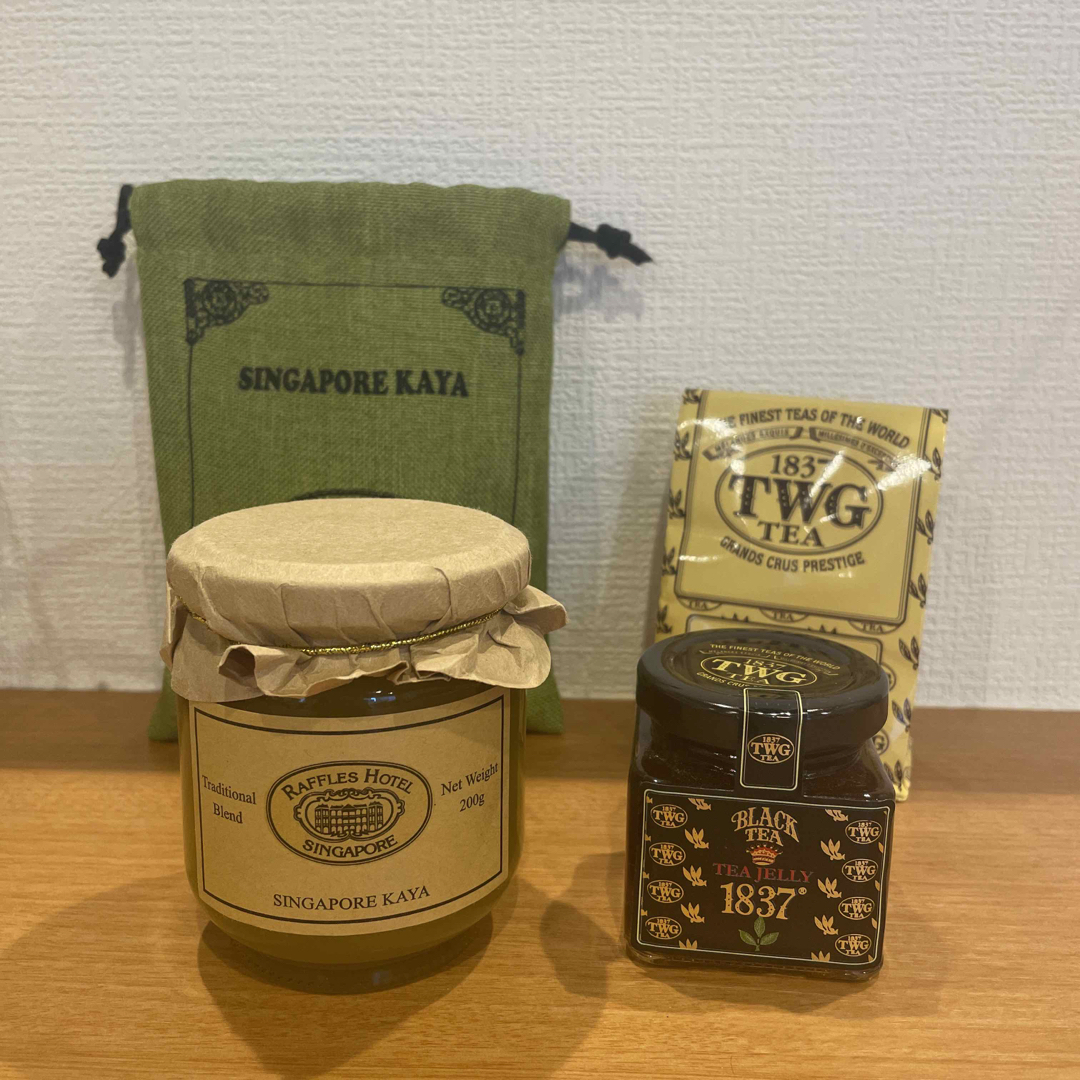 ラッフルズホテル　カヤジャム＆TWG ブラックティ　ティジェリー 食品/飲料/酒の加工食品(缶詰/瓶詰)の商品写真