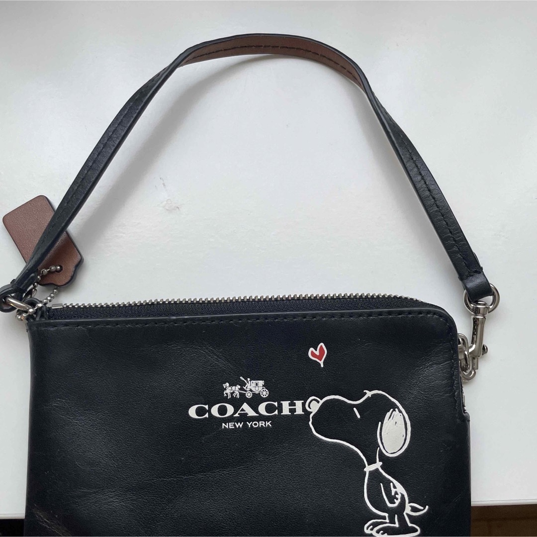 COACH(コーチ)のPEANUTS スヌーピー COACH ポーチ エンタメ/ホビーのおもちゃ/ぬいぐるみ(キャラクターグッズ)の商品写真