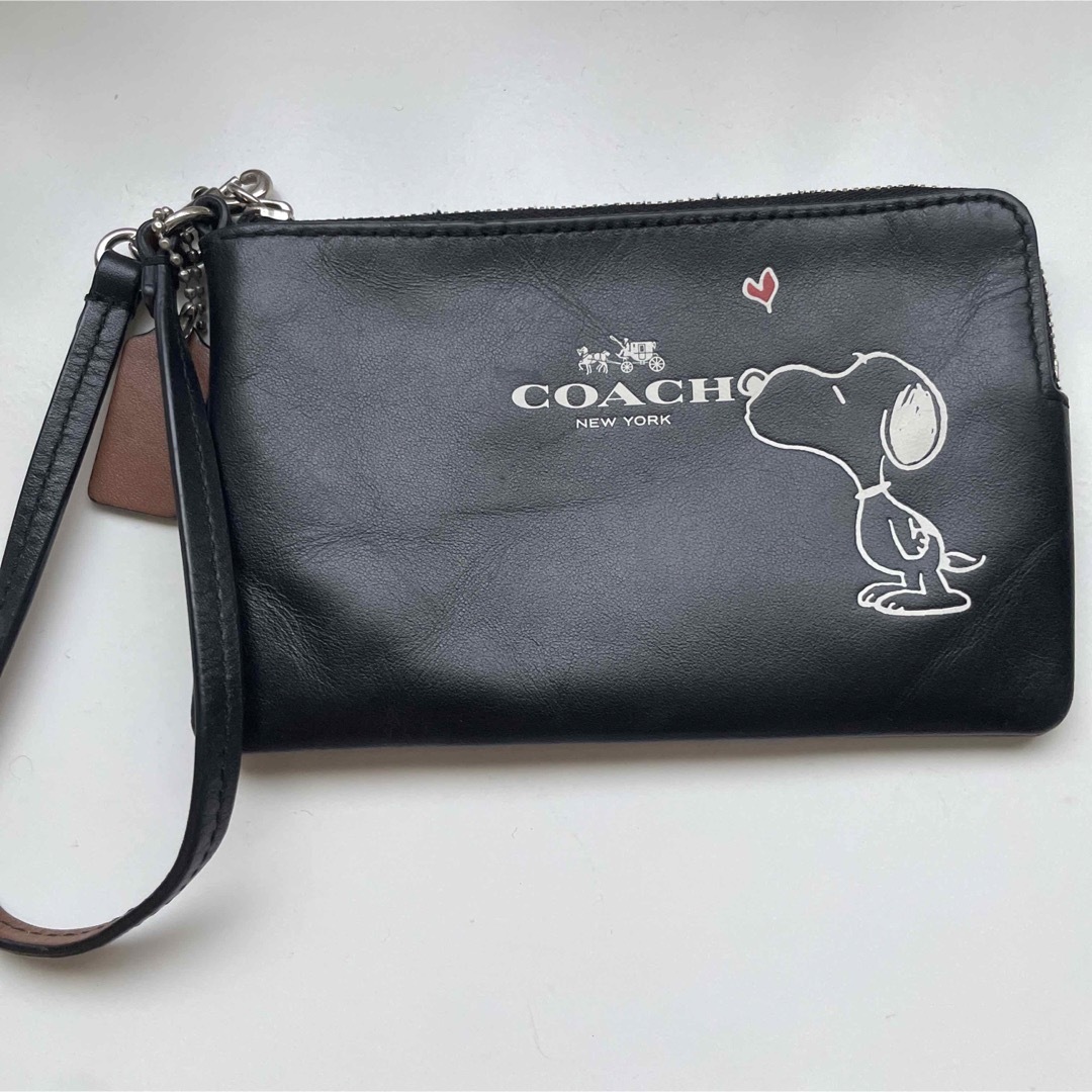 COACH(コーチ)のPEANUTS スヌーピー COACH ポーチ エンタメ/ホビーのおもちゃ/ぬいぐるみ(キャラクターグッズ)の商品写真