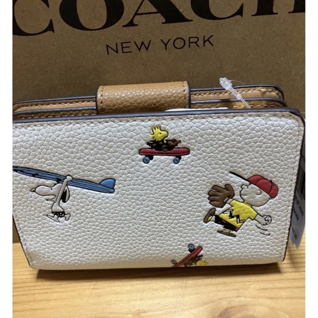 新品スヌーピー 二つ折り財布COACH ホワイトミディアム  ジップ ウォレット