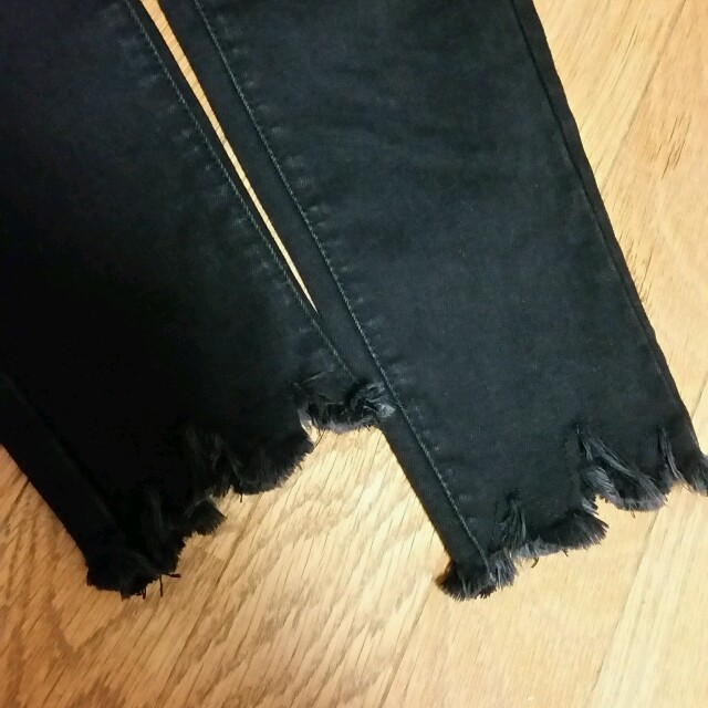 ROSE BUD(ローズバッド)の今期　ローズバッド裾　フリンジブラック/黒デニム　美品 レディースのパンツ(デニム/ジーンズ)の商品写真