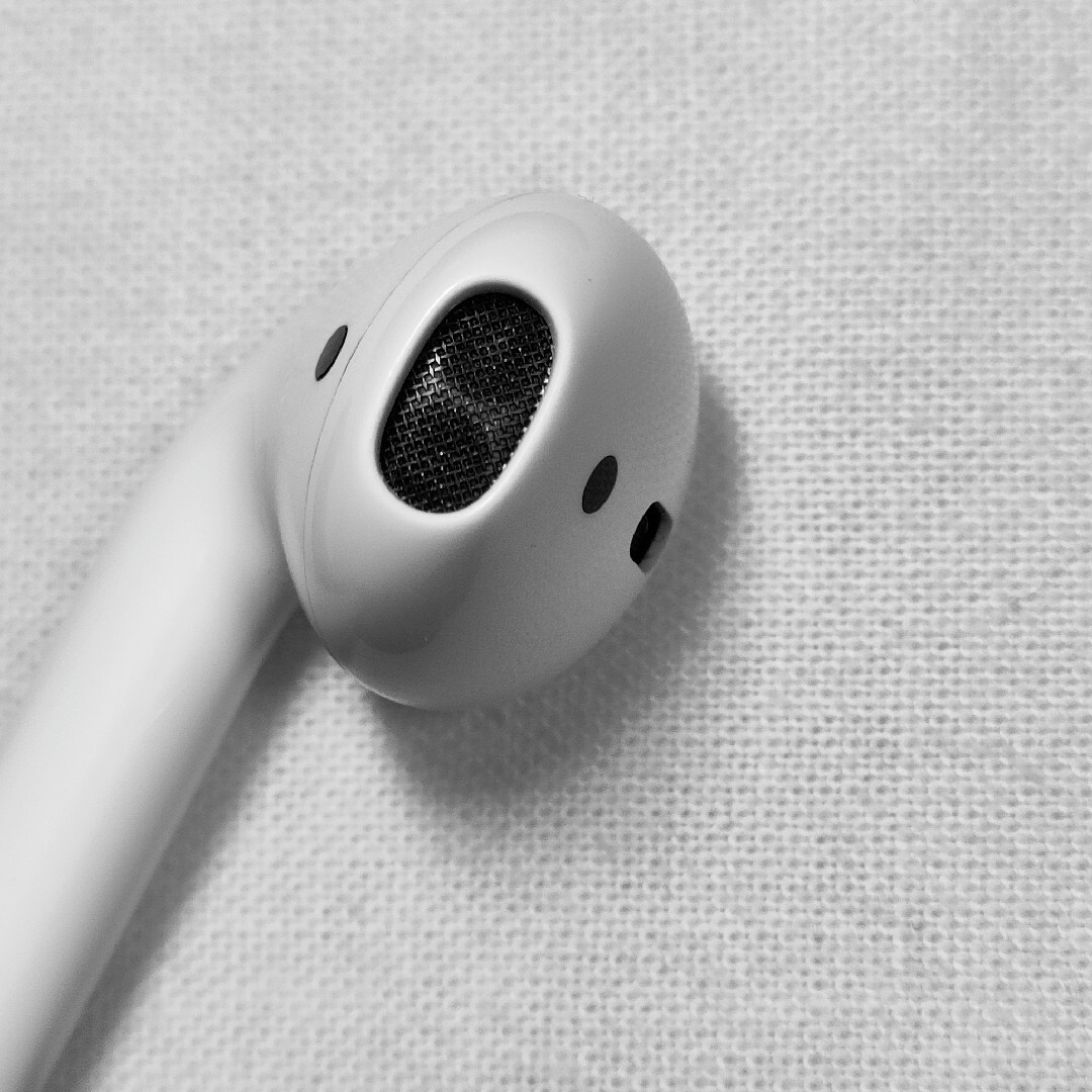 Apple(アップル)のApple AirPods 2世代 片耳 R 片方 右耳 749 スマホ/家電/カメラのオーディオ機器(ヘッドフォン/イヤフォン)の商品写真