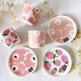 マリメッコ(marimekko)の♡マリメッコ　ラテマグ  プレート  マンシッカ　ウニッコ　ピンク　日本限定(食器)