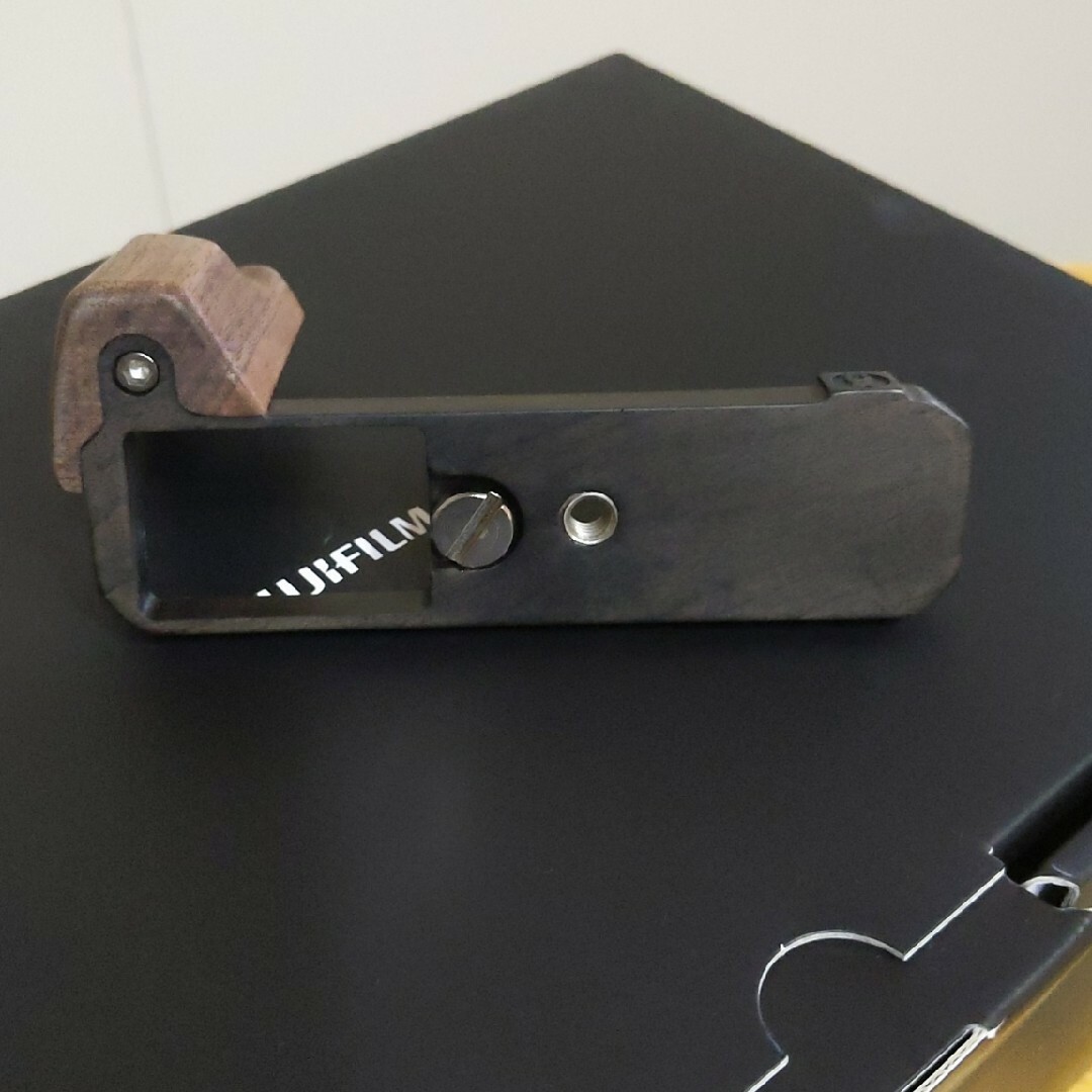 富士フイルム(フジフイルム)のX-E4用ハンドグリップ　木製 スマホ/家電/カメラのカメラ(その他)の商品写真
