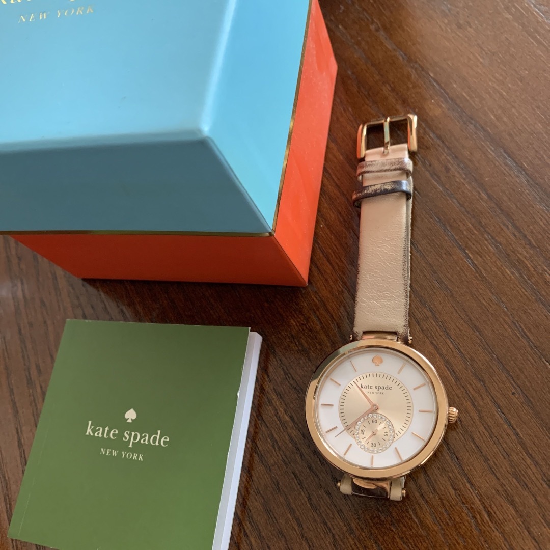kate spade new york(ケイトスペードニューヨーク)のケイトスペード  腕時計　ベージュ　ピンクゴールド　ラインストーン　 レディースのファッション小物(腕時計)の商品写真