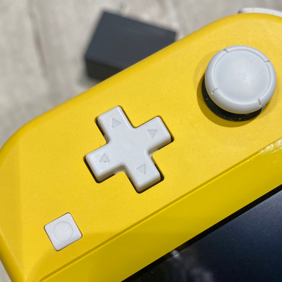 Nintendo Switch(ニンテンドースイッチ)のニンテンドースイッチ ライト イエロー エンタメ/ホビーのゲームソフト/ゲーム機本体(携帯用ゲーム機本体)の商品写真