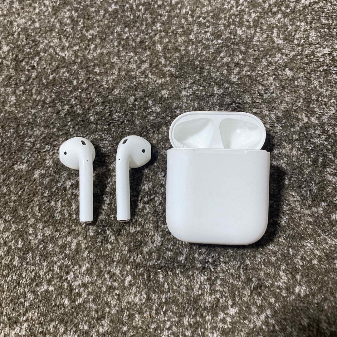 Apple(アップル)のAPPLE AirPods イヤホン MMEF2J/A スマホ/家電/カメラのオーディオ機器(ヘッドフォン/イヤフォン)の商品写真