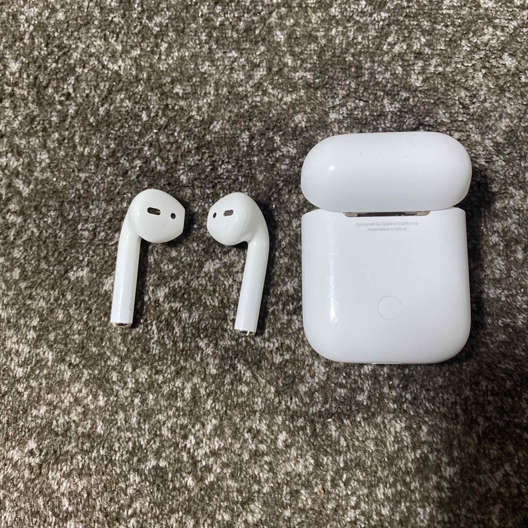 Apple(アップル)のAPPLE AirPods イヤホン MMEF2J/A スマホ/家電/カメラのオーディオ機器(ヘッドフォン/イヤフォン)の商品写真