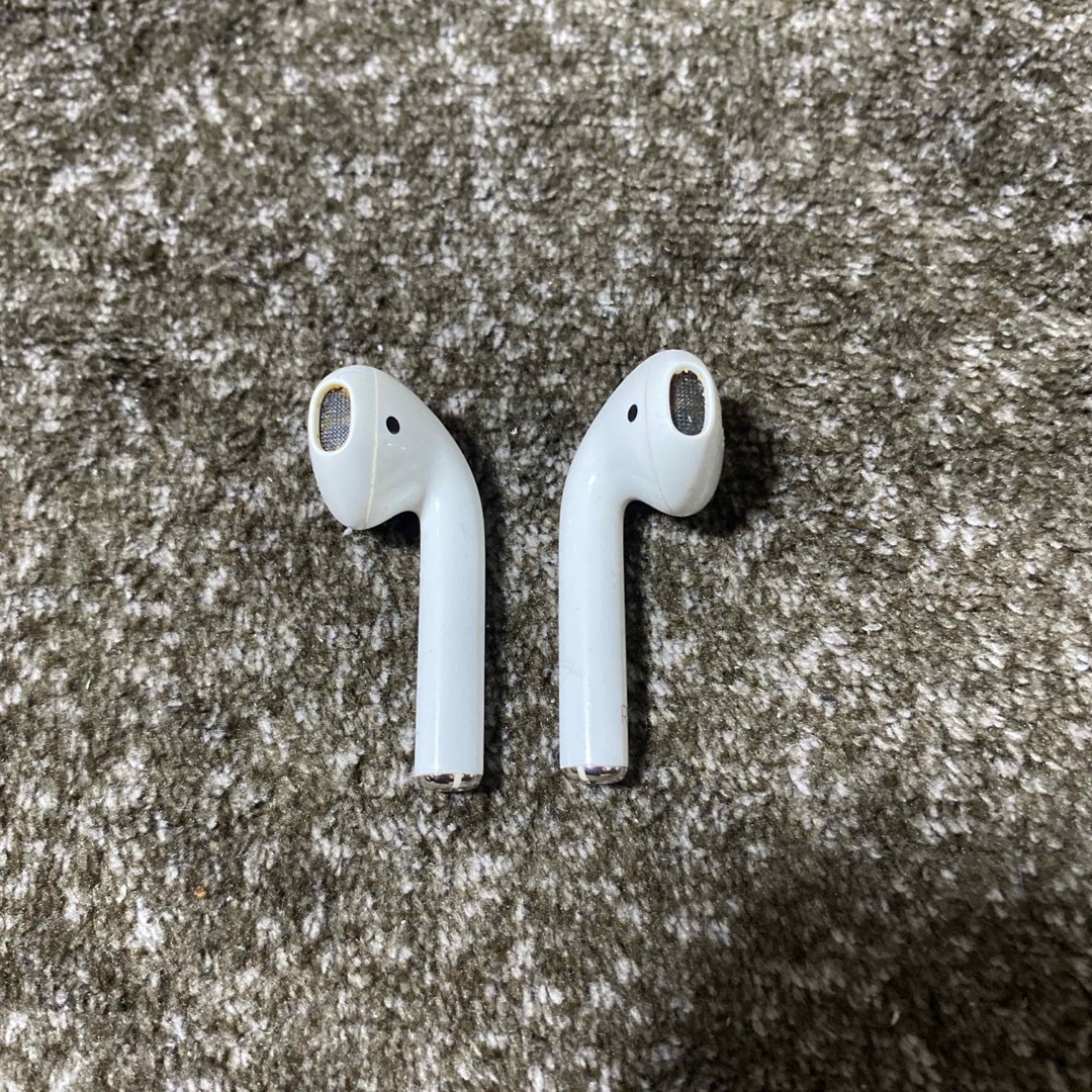 Apple(アップル)のAPPLE AirPods イヤホン MMEF2J/A スマホ/家電/カメラのオーディオ機器(ヘッドフォン/イヤフォン)の商品写真