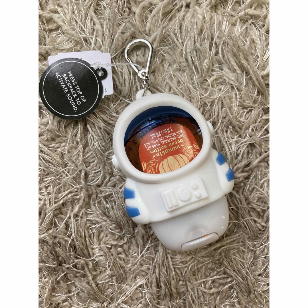 Bath & Body Works(バスアンドボディーワークス)のハンドサニタイザー＆ホルダー各1個のセット レア品　宇宙飛行士 インテリア/住まい/日用品のキッチン/食器(アルコールグッズ)の商品写真