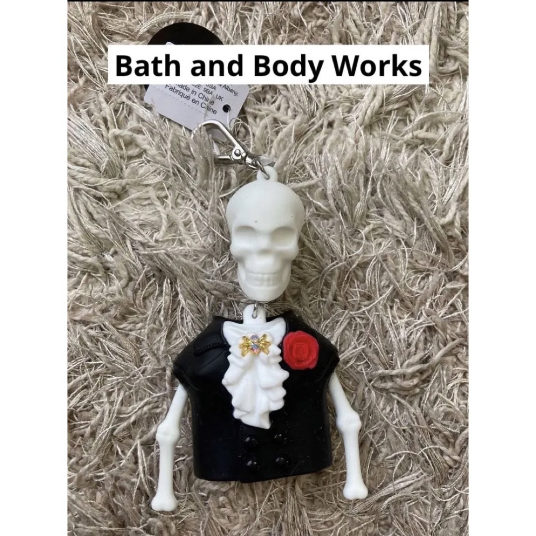 Bath & Body Works(バスアンドボディーワークス)のハンドサニタイザー＆ホルダー各1個のセット ハロウィン限定 蓄光 ガイコツ インテリア/住まい/日用品のキッチン/食器(アルコールグッズ)の商品写真