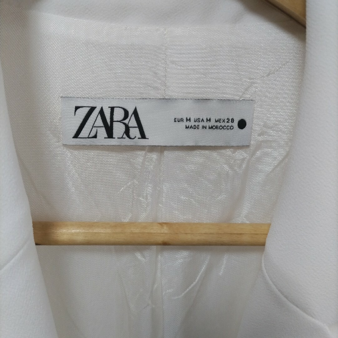 ZARA(ザラ)の【M】バックルベスト 白 ZARA レディースのトップス(ベスト/ジレ)の商品写真