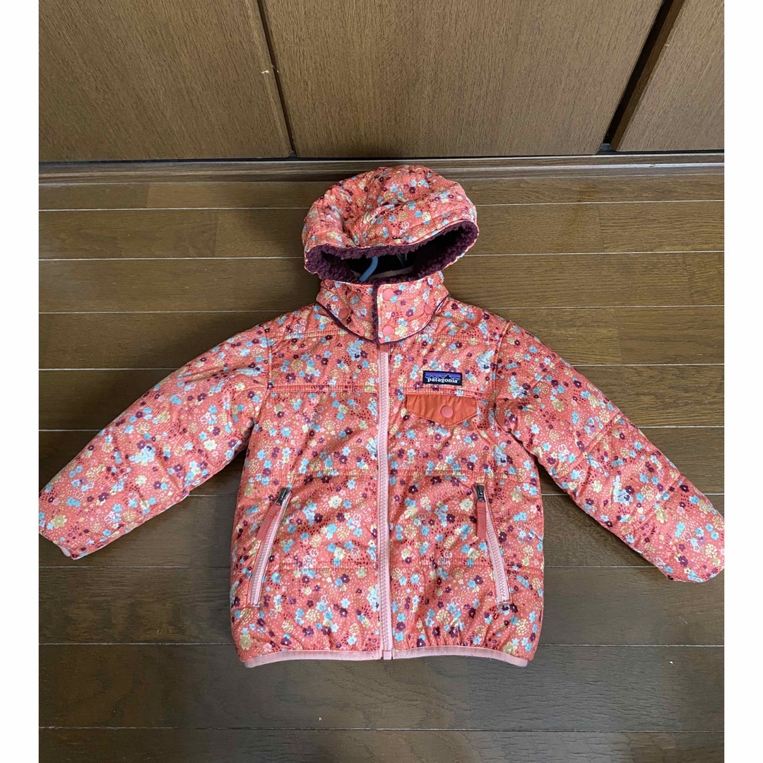 patagonia(パタゴニア)のパタゴニア　リバーシブル　ダウン　3Ｔ キッズ/ベビー/マタニティのキッズ服女の子用(90cm~)(ジャケット/上着)の商品写真