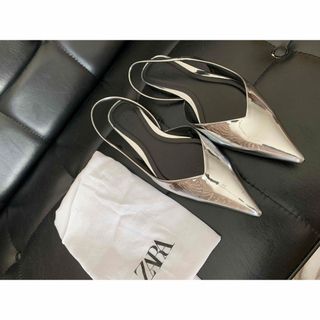 ザラ(ZARA)のZARA シルバーパンプス　ヒールなし(ハイヒール/パンプス)