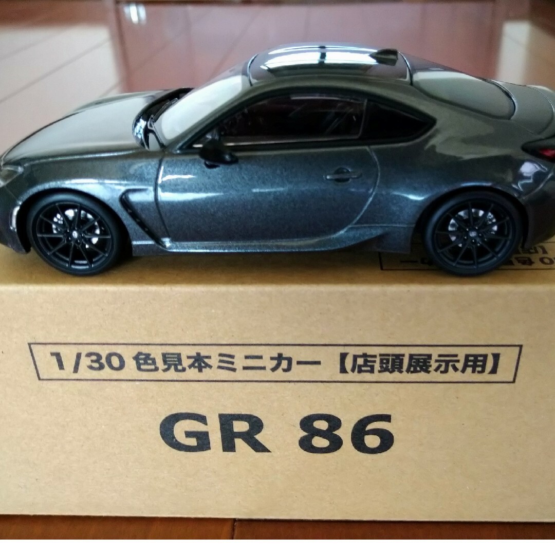 トヨタ(トヨタ)のトヨタ　GR86 1/30 ミニカー　新品　非売品　マグネタイトグレー　訳あり エンタメ/ホビーのおもちゃ/ぬいぐるみ(ミニカー)の商品写真