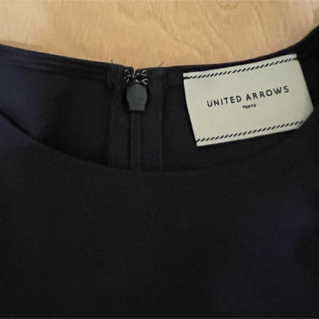 UNITED ARROWS(ユナイテッドアローズ)の【ユナイテッドアローズ】大人カワイイ 紺色ボリュームパフスリーブブラウス レディースのトップス(シャツ/ブラウス(半袖/袖なし))の商品写真