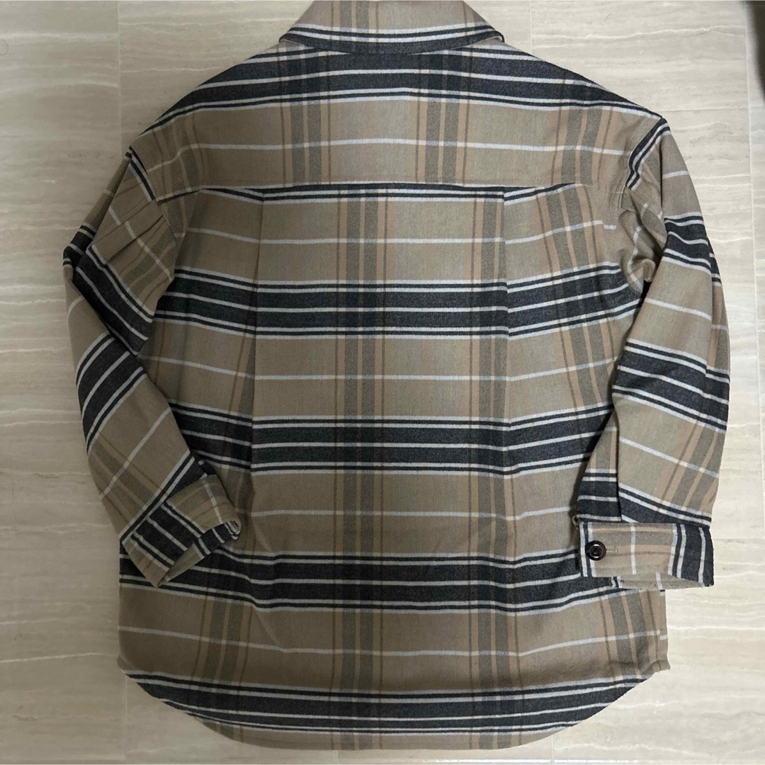 GU(ジーユー)のGU ジーユー　チェックオーバーサイズシャツジャケット　秋服　アウター レディースのジャケット/アウター(チェスターコート)の商品写真