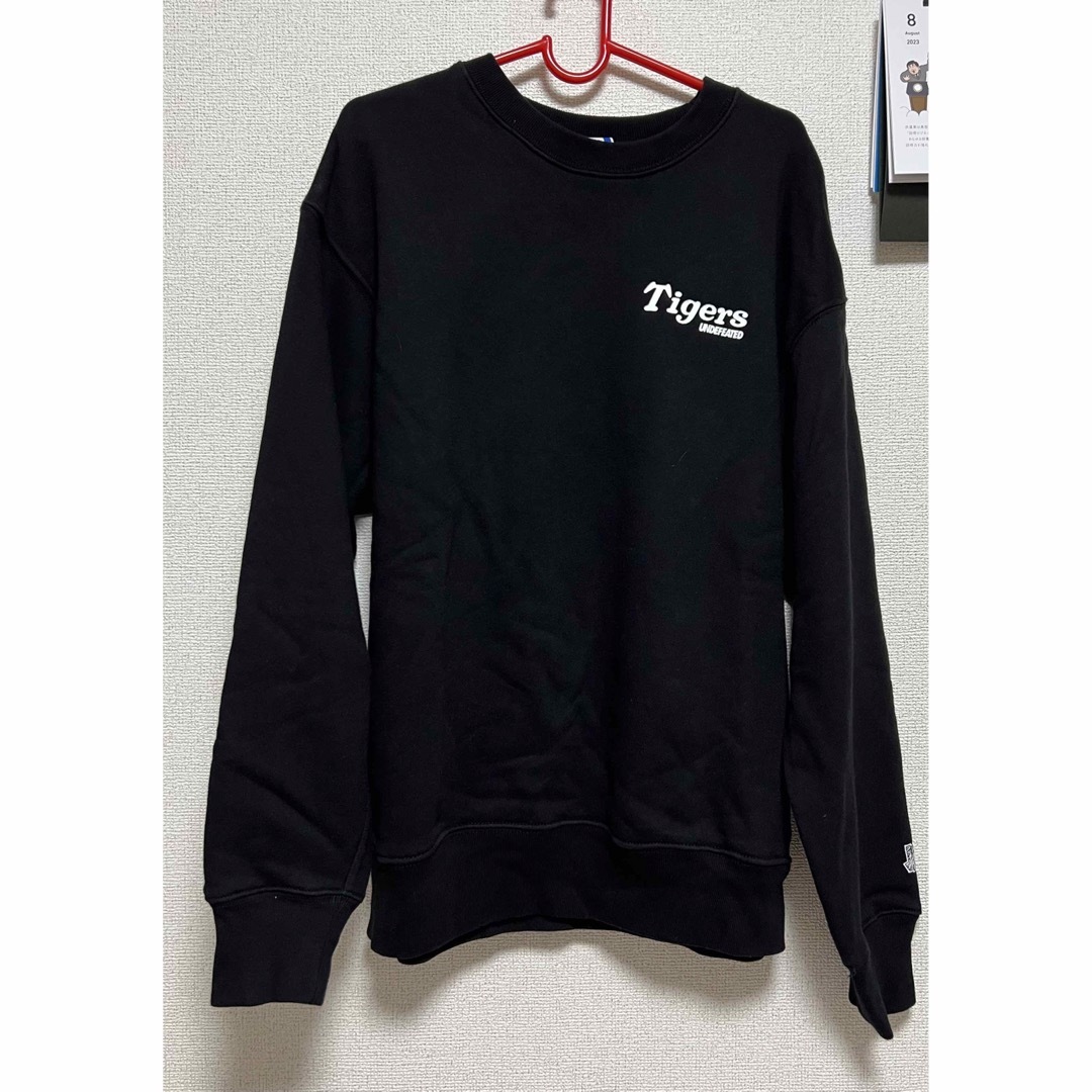 UNDEFEATED(アンディフィーテッド)のUNDEFEATED×阪神タイガース LOGO CREW SWEAT メンズのトップス(スウェット)の商品写真