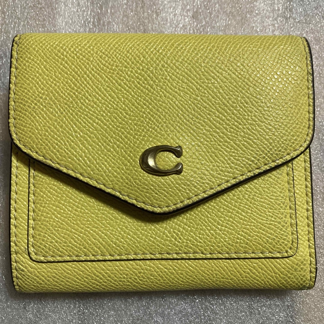 COACH - コーチ財布 ミニ財布 三つ折り 本革 イエローの通販 by COACH - コーチ財布 ミニ財布 三つ折り 本革 イエローの通販 by