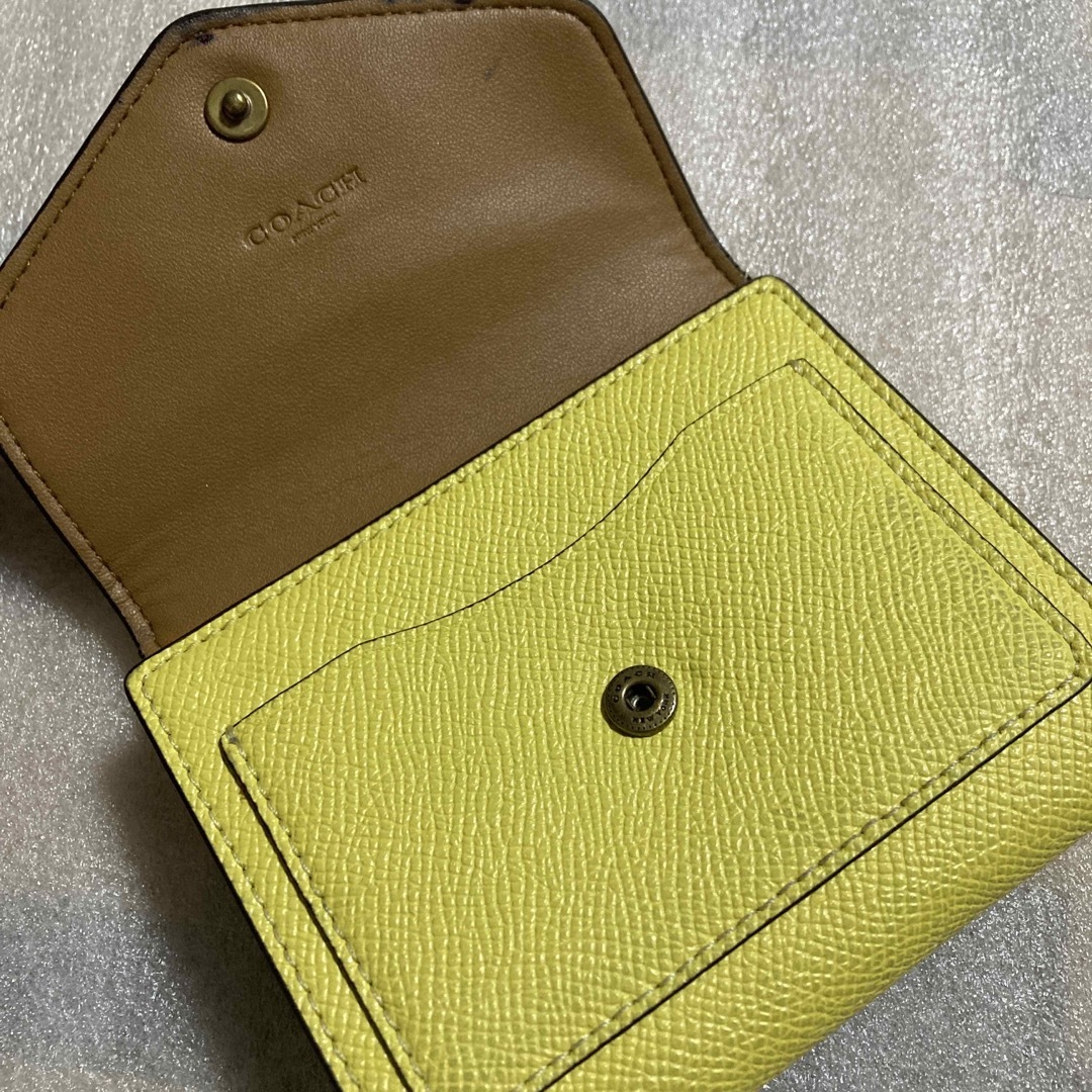 COACH - コーチ財布 ミニ財布 三つ折り 本革 イエローの通販 by COACH - コーチ財布 ミニ財布 三つ折り 本革 イエローの通販 by