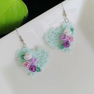 紫のバラの花束～タティングレースのピアス(ピアス)