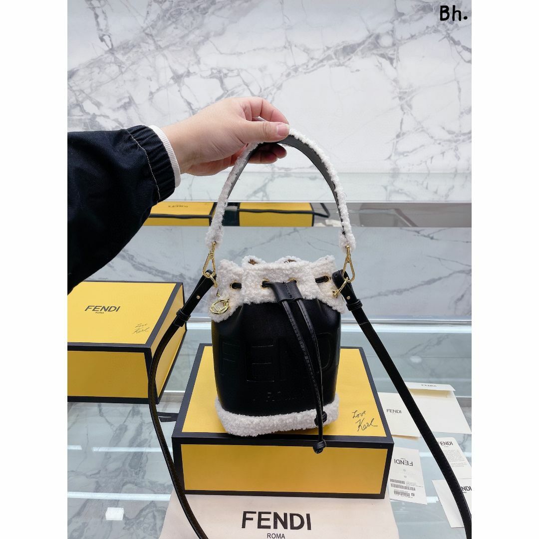 値下げFENDI　バケツバッグ　ショルダーバッグ　大人気