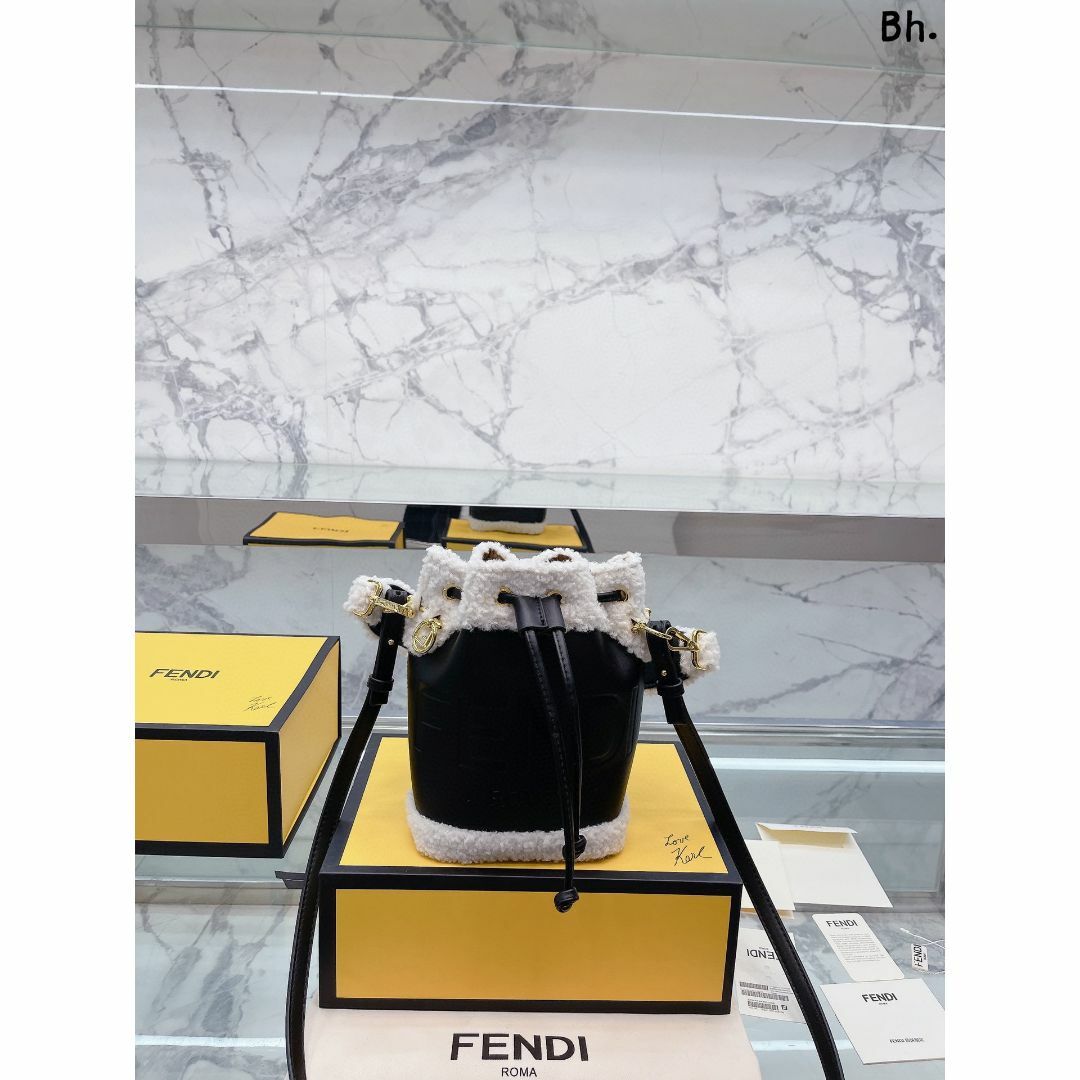 値下げFENDI　バケツバッグ　ショルダーバッグ　大人気