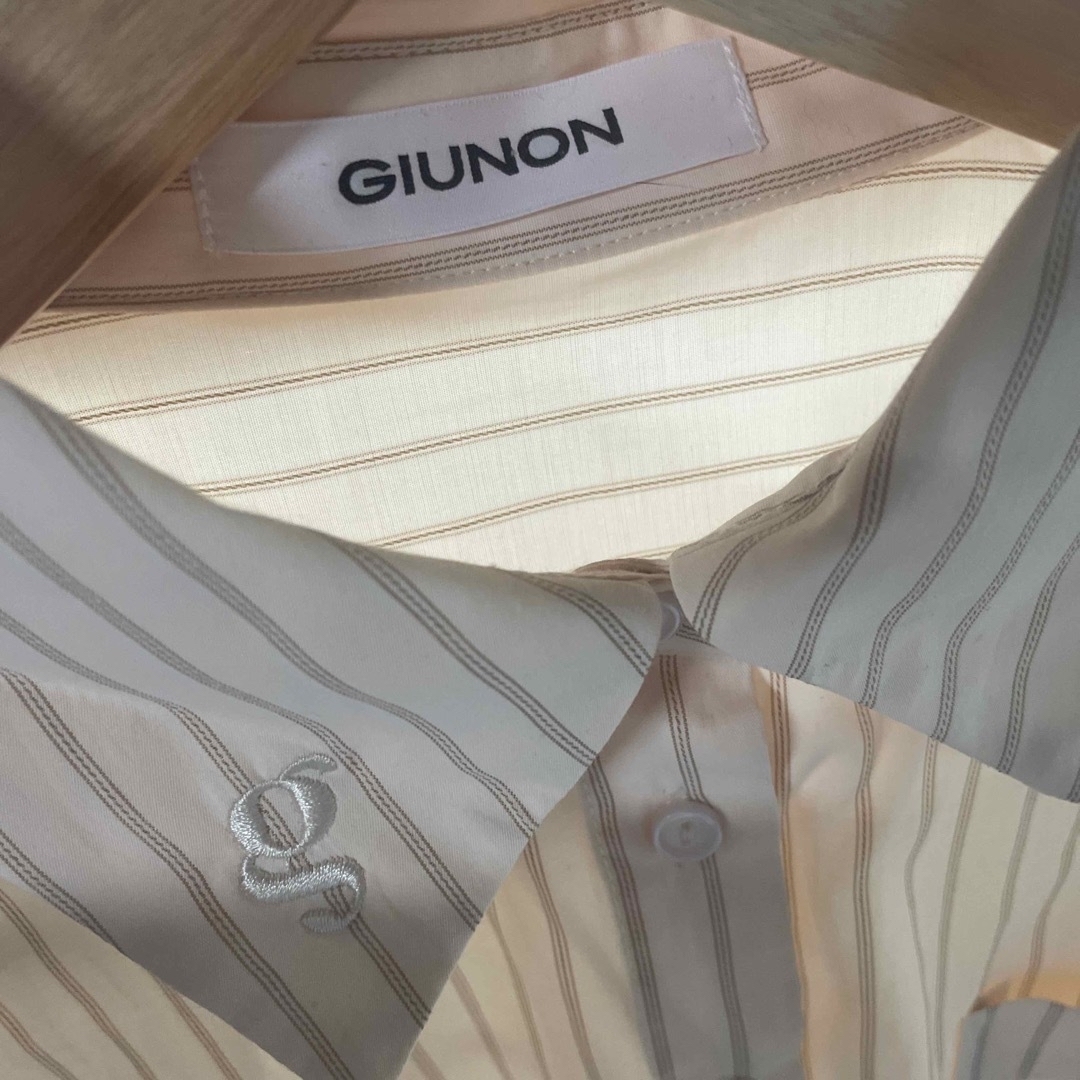 GIUNON ロゴストライプクロップドシャツの通販 by おちゃまる |ラクマ