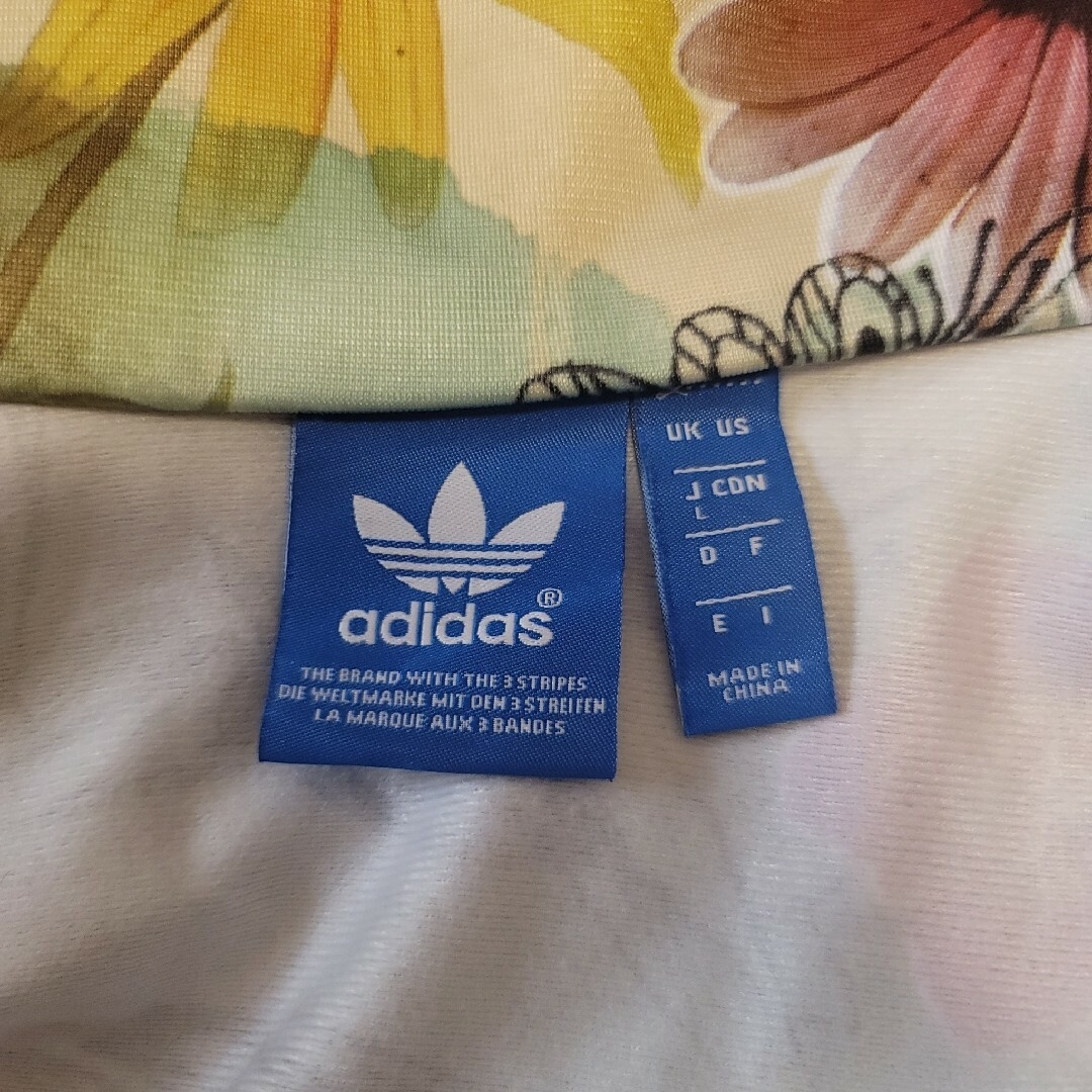 adidas(アディダス)のadidas Originals  トラックトップジャケット　ボタニカル柄 レディースのジャケット/アウター(その他)の商品写真