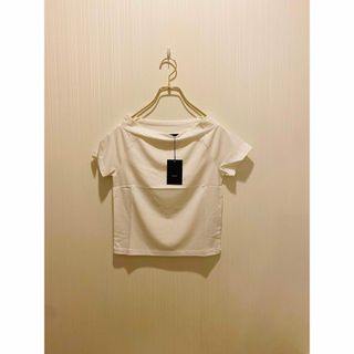 エモダ(EMODA)の新品　エモダ　デコルテ　クロップド　トップス　白　Sサイズ(Tシャツ(半袖/袖なし))