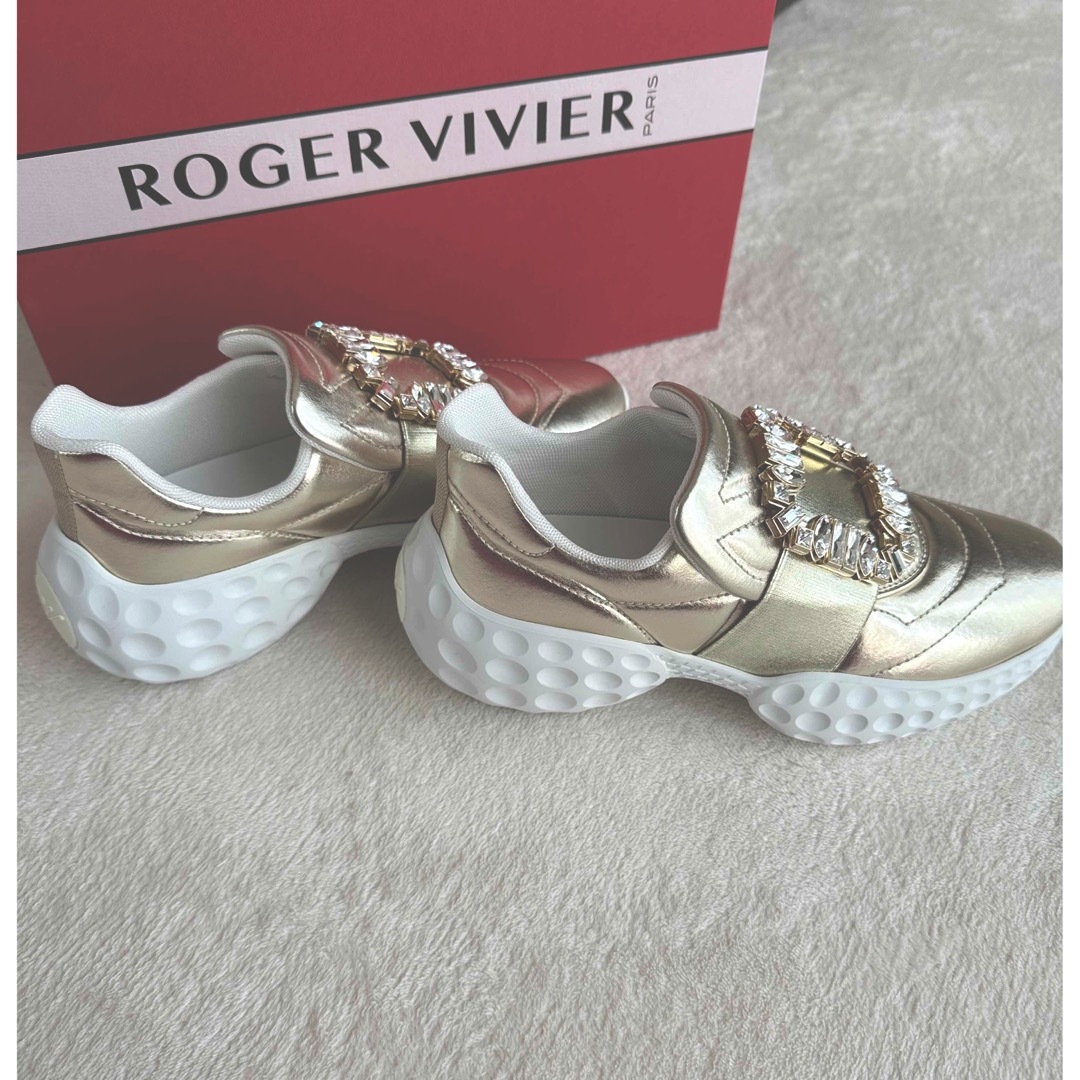 ROGER VIVIER(ロジェヴィヴィエ)の新品未使用！ロジェヴィヴィエ　ヴィヴィランゴールドスニーカー レディースの靴/シューズ(スニーカー)の商品写真