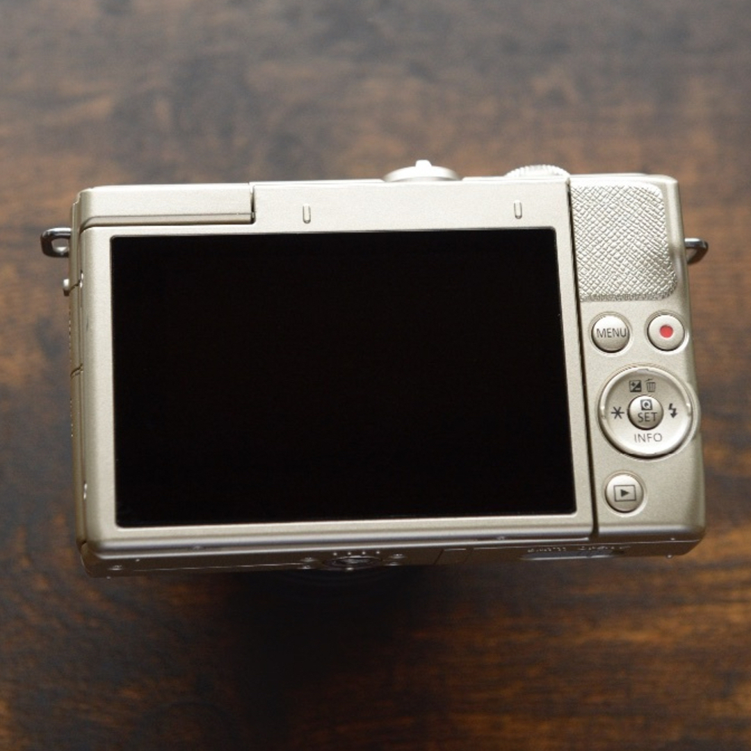 Canon(キヤノン)のミラーレス一眼 Canon EOS M200 リミテッドゴールド レンズ付き スマホ/家電/カメラのカメラ(ミラーレス一眼)の商品写真