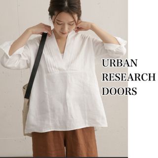 アーバンリサーチドアーズ(URBAN RESEARCH DOORS)のアーバンリサーチ　リネンピンタックVネックブラウス　白　ホワイト　シャツ(シャツ/ブラウス(長袖/七分))