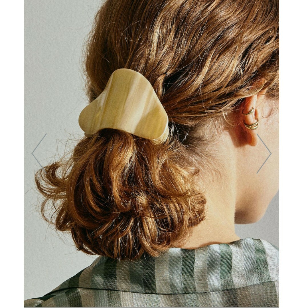 GOLDY(ゴールディ)のGOLDY　ヘアクリップ　ベージュ レディースのヘアアクセサリー(バレッタ/ヘアクリップ)の商品写真