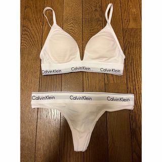 カルバンクライン(Calvin Klein)のカルバンクライン　セット　白色　Tバック(ブラ&ショーツセット)