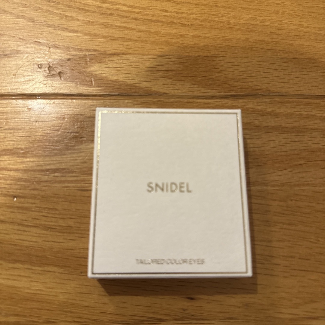 SNIDEL(スナイデル)の【専用】新品未使用　スナイデル　テイラード　カラーアイズ　03 コスメ/美容のベースメイク/化粧品(アイシャドウ)の商品写真