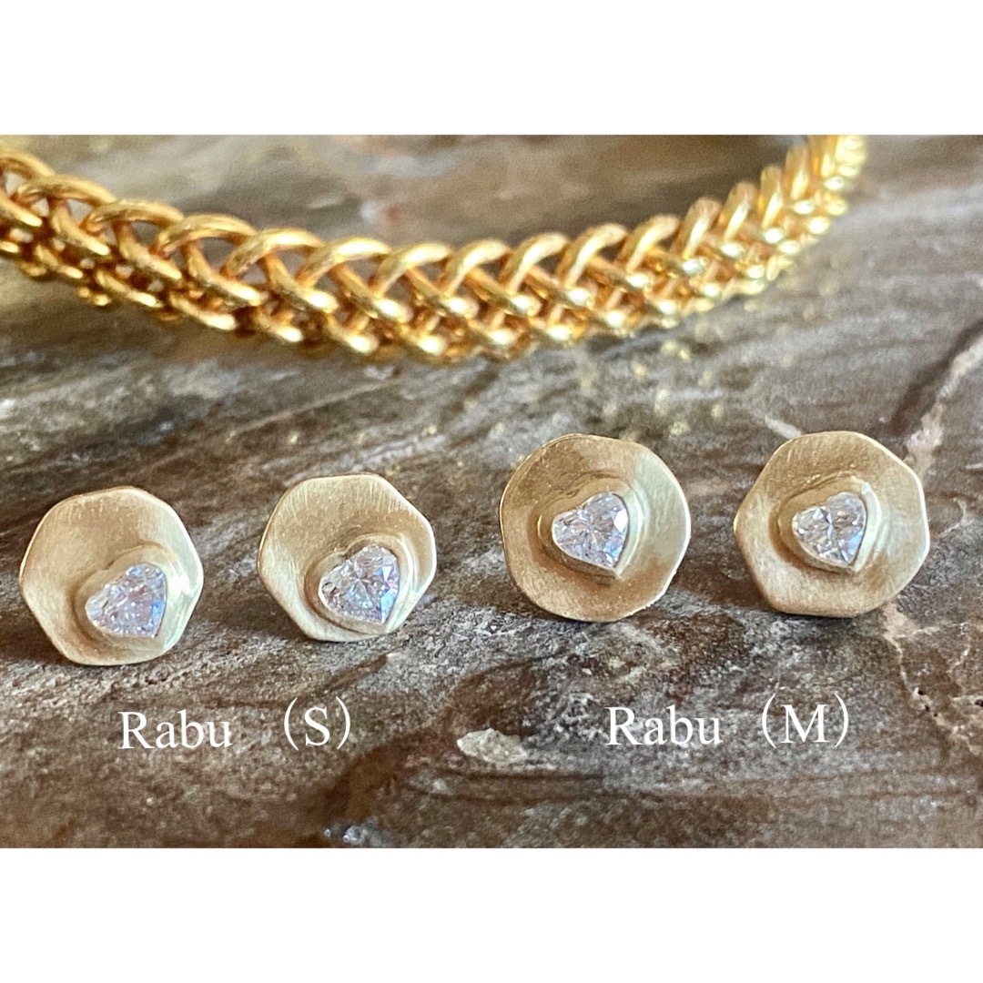 素敵✨Rabu（S）ハートシェイプダイヤモンド艶消しプレートピアス k18YG  レディースのアクセサリー(ピアス)の商品写真