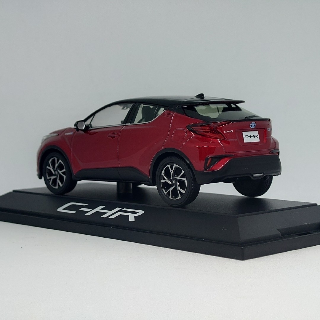 トヨタ(トヨタ)のトヨタ C-HR ブラック×エモーショナルレッドⅡ カラーサンプルミニカー エンタメ/ホビーのおもちゃ/ぬいぐるみ(ミニカー)の商品写真