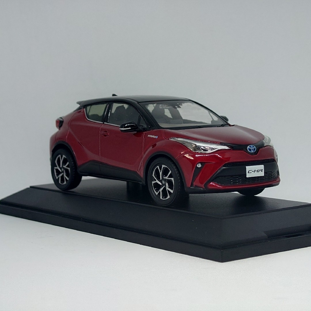 トヨタ(トヨタ)のトヨタ C-HR ブラック×エモーショナルレッドⅡ カラーサンプルミニカー エンタメ/ホビーのおもちゃ/ぬいぐるみ(ミニカー)の商品写真