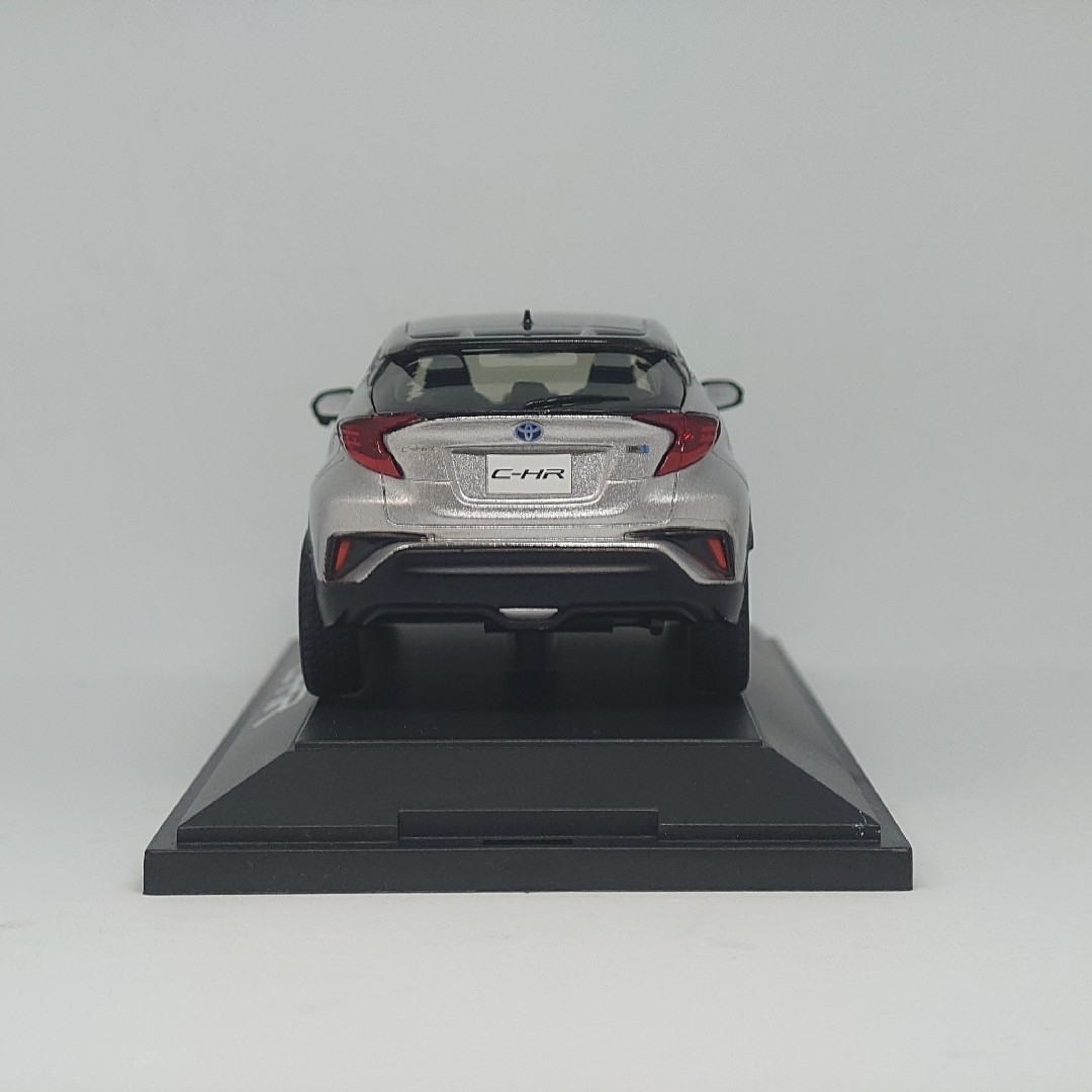 トヨタ(トヨタ)のトヨタ C-HR ブラック×メタルストームメタリック カラーサンプルミニカー エンタメ/ホビーのおもちゃ/ぬいぐるみ(ミニカー)の商品写真