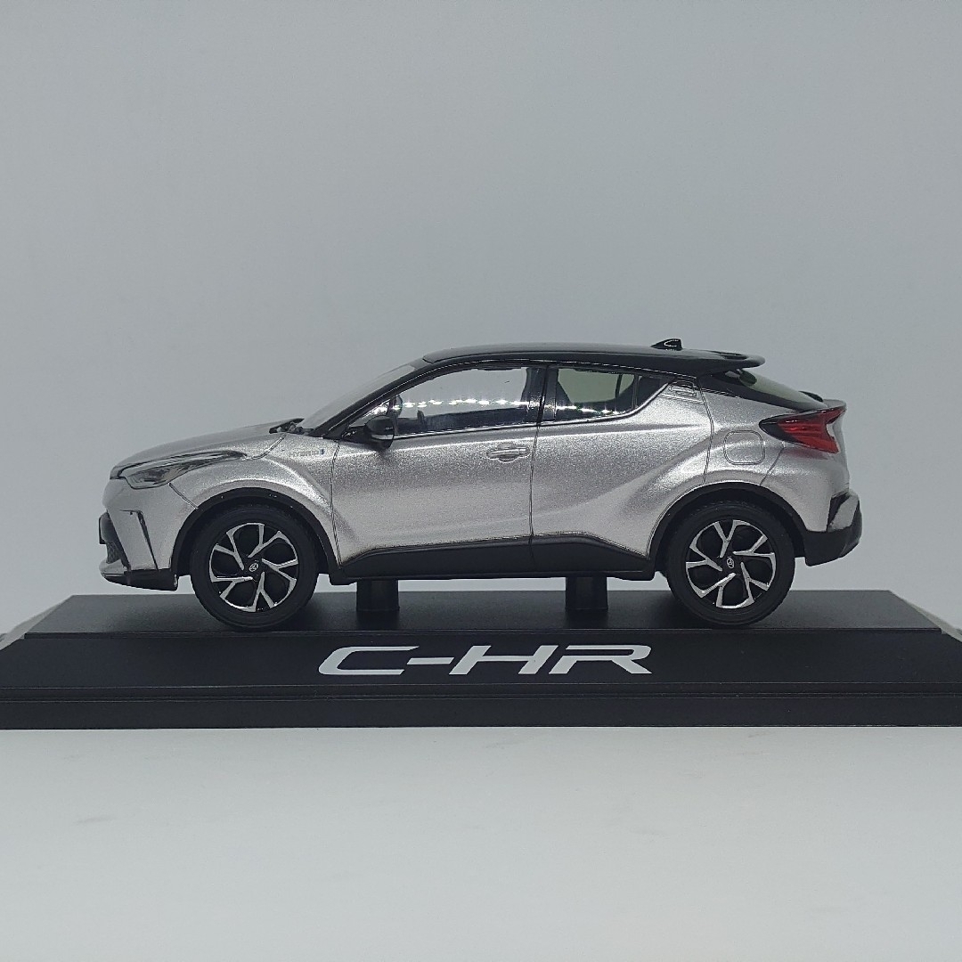 トヨタ - トヨタ C-HR ブラック×メタルストームメタリック カラー