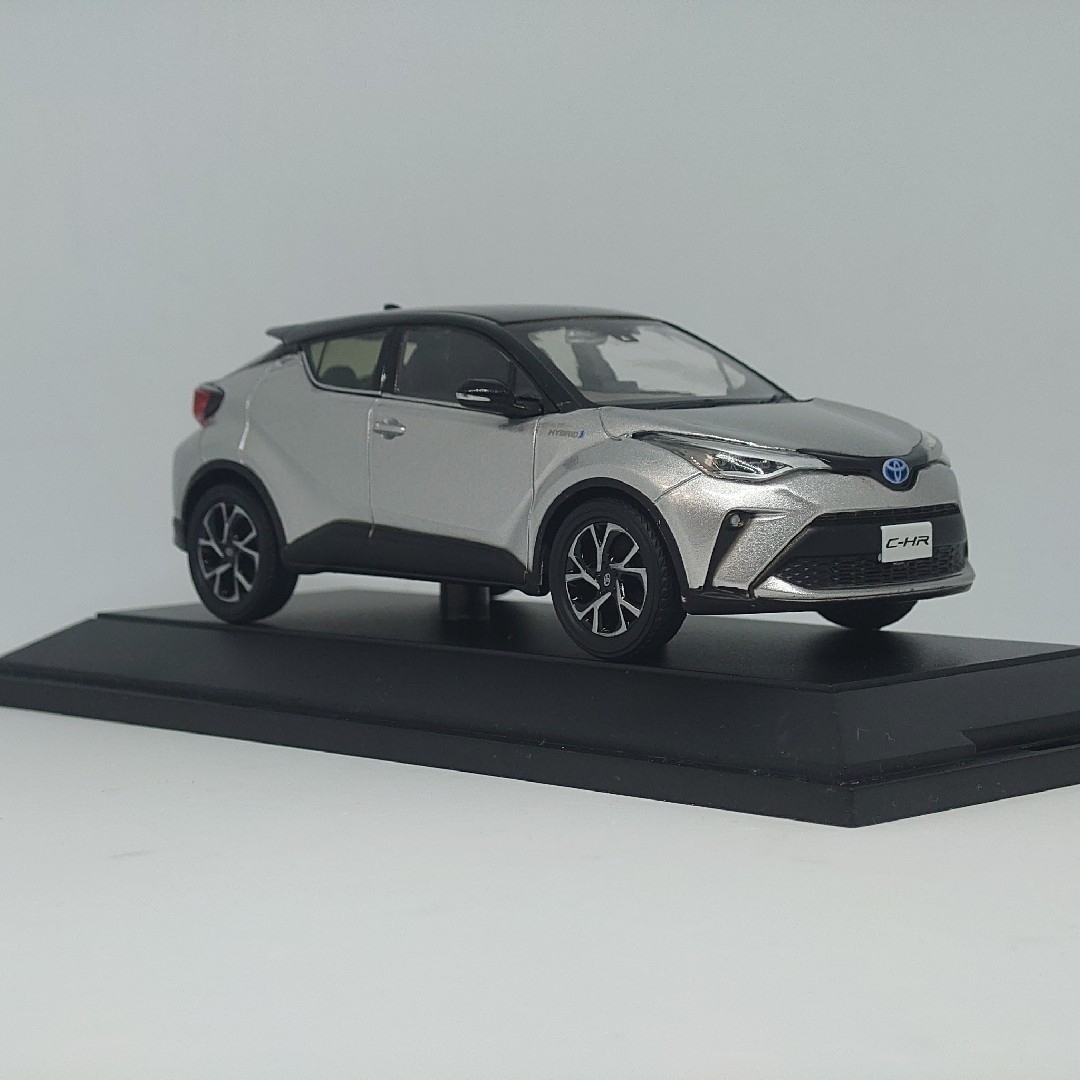 トヨタ - トヨタ C-HR ブラック×メタルストームメタリック カラー