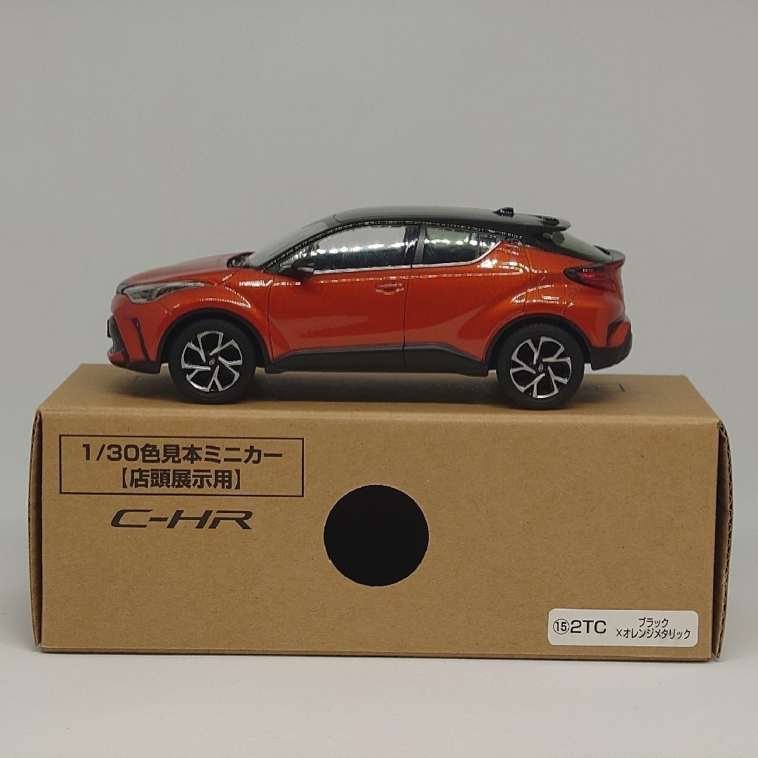 トヨタ(トヨタ)のトヨタ C-HR ブラック×オレンジメタリック 1/30 カラーサンプルミニカー エンタメ/ホビーのおもちゃ/ぬいぐるみ(ミニカー)の商品写真