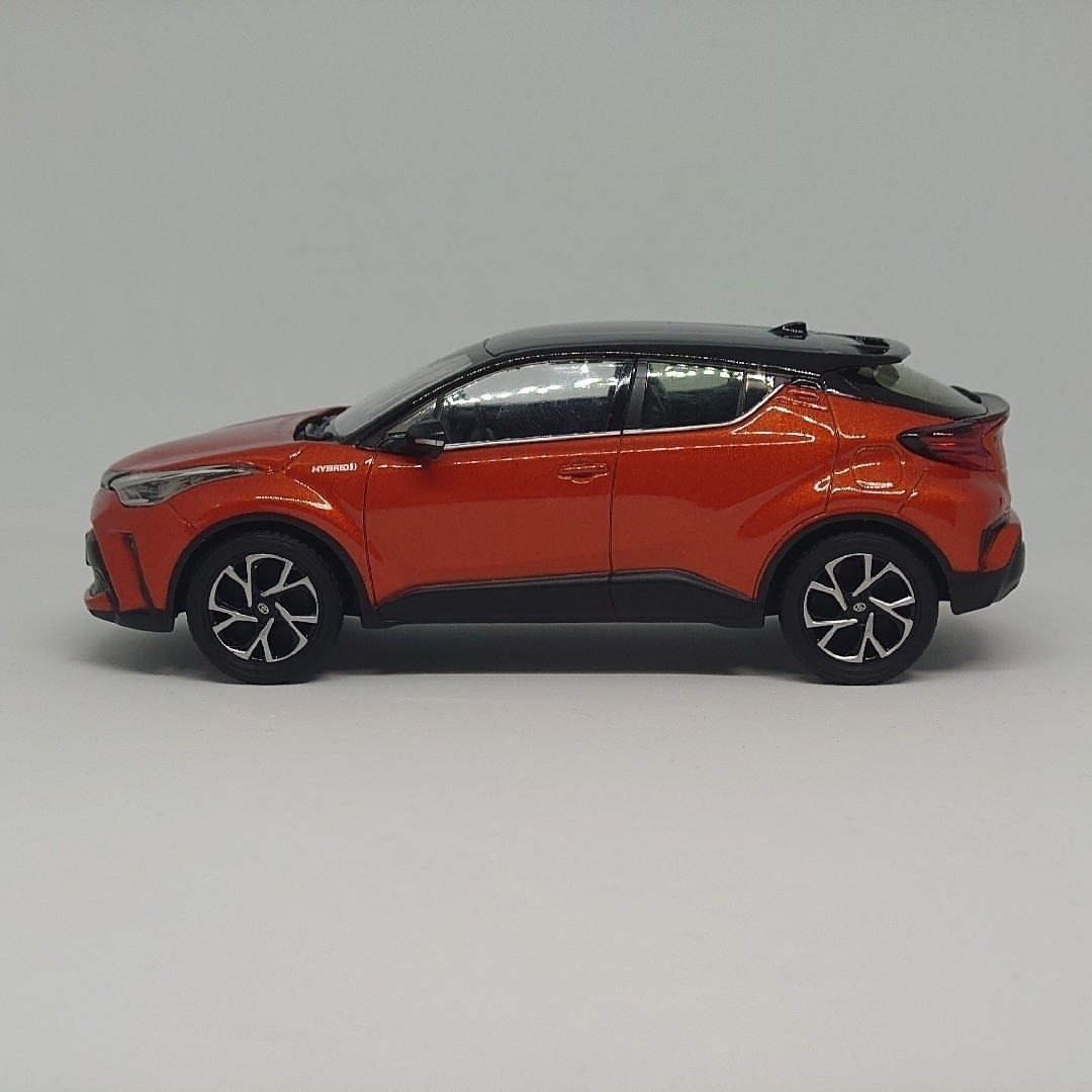 トヨタ(トヨタ)のトヨタ C-HR ブラック×オレンジメタリック 1/30 カラーサンプルミニカー エンタメ/ホビーのおもちゃ/ぬいぐるみ(ミニカー)の商品写真